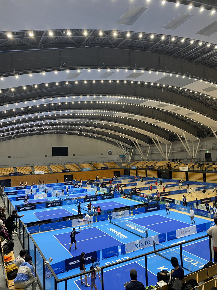 会場一望 青いコートが12面並ぶ巨大アリーナ