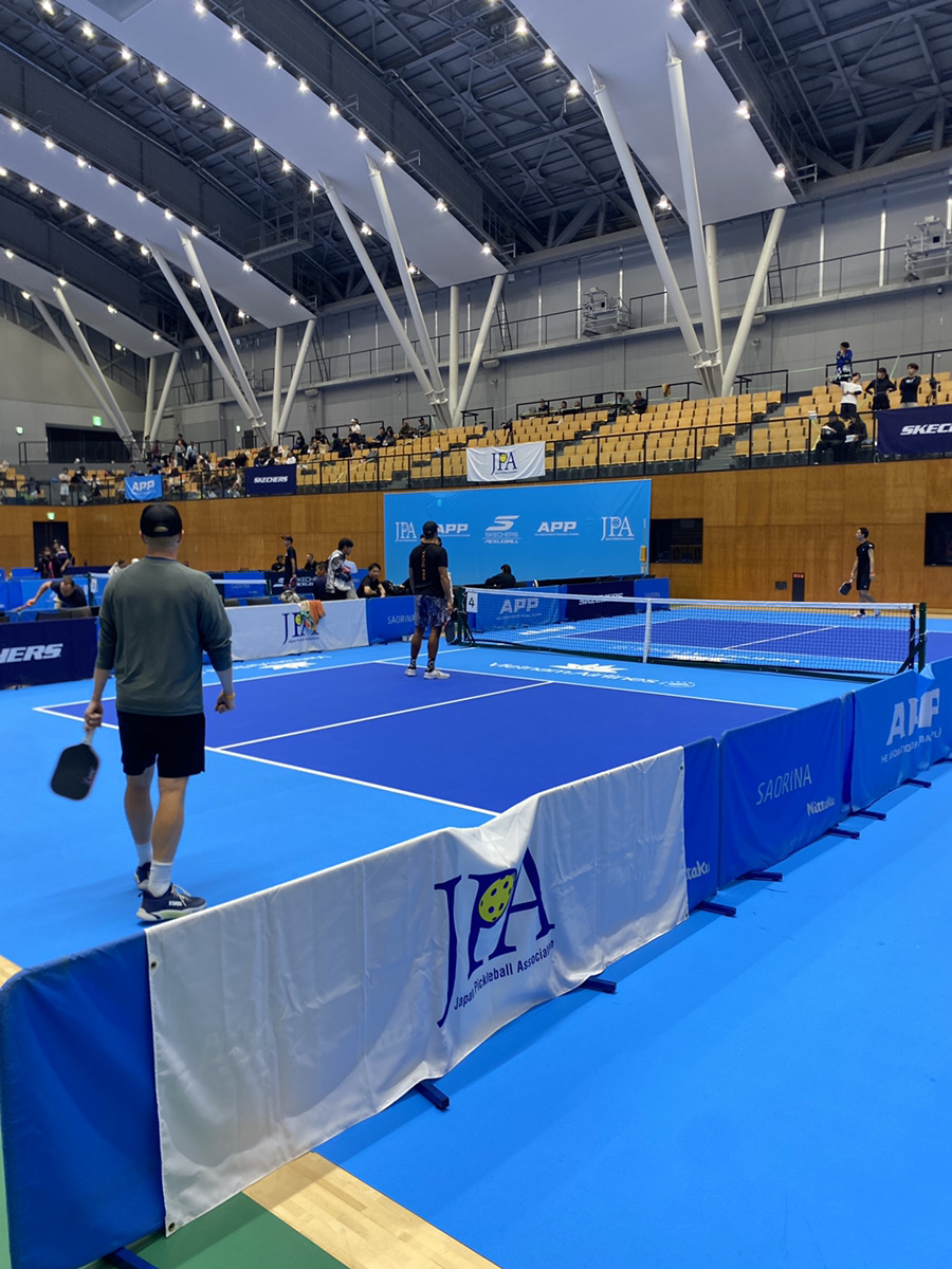 センターコート JPA・APP・SKECHERSのバナーが掲げられたメインコート